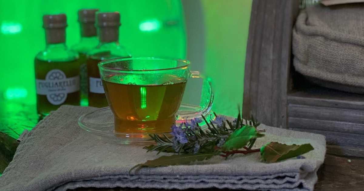 Coppia di baresi produce il "Pugliarello", un liquore fatto dalle foglie (scartate) dell'ulivo 